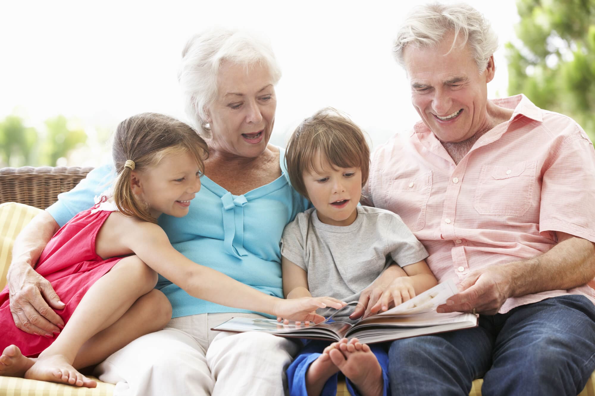 Title Grandparents_with_grandchildren