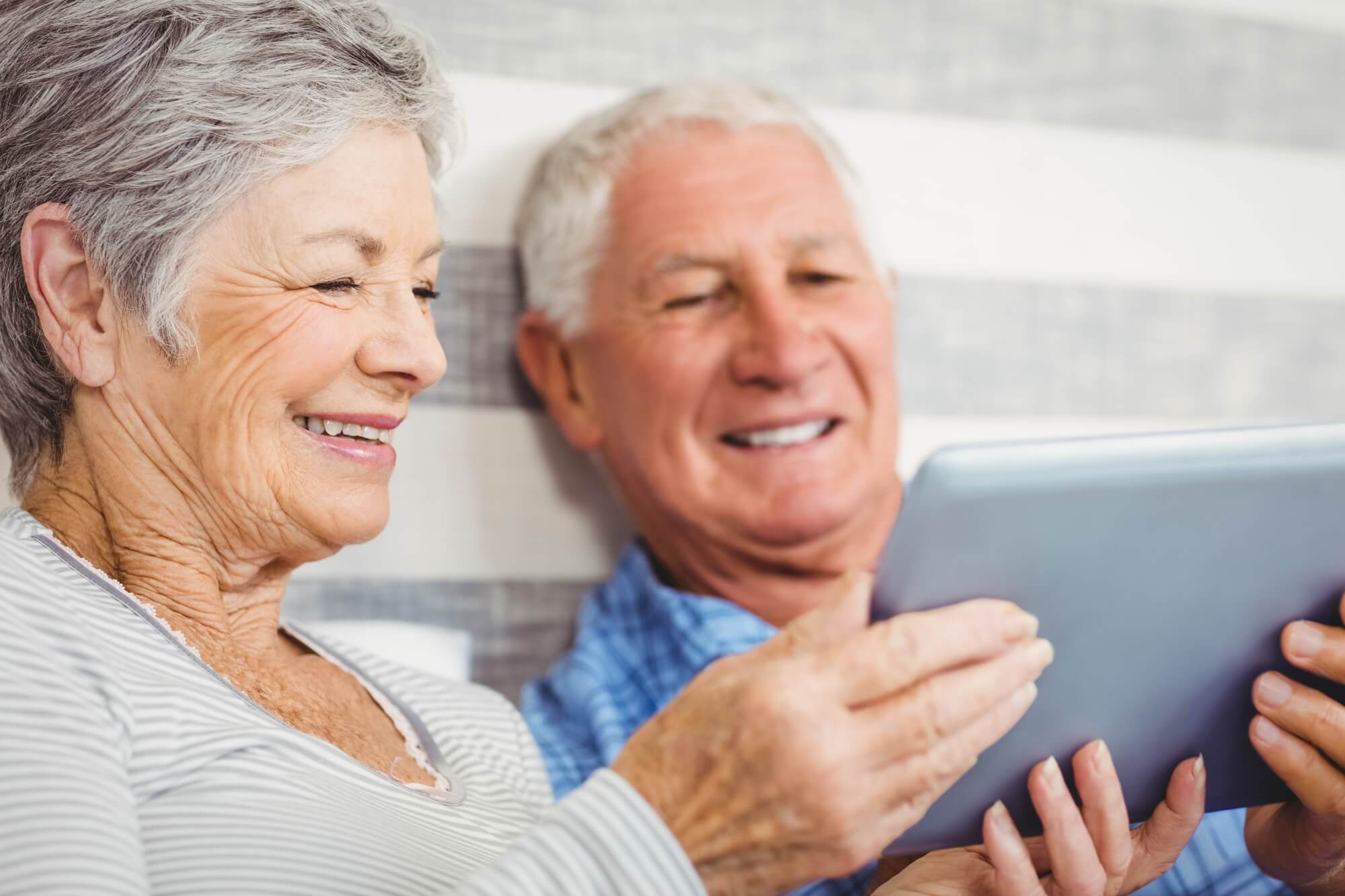 Title Senior_couple_with_tablet