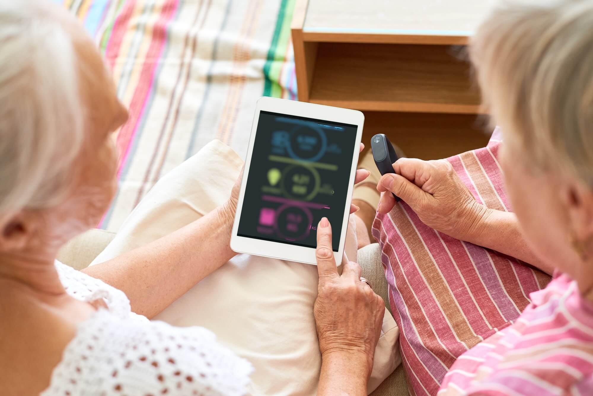 Title Seniorinnen mit_smartphone