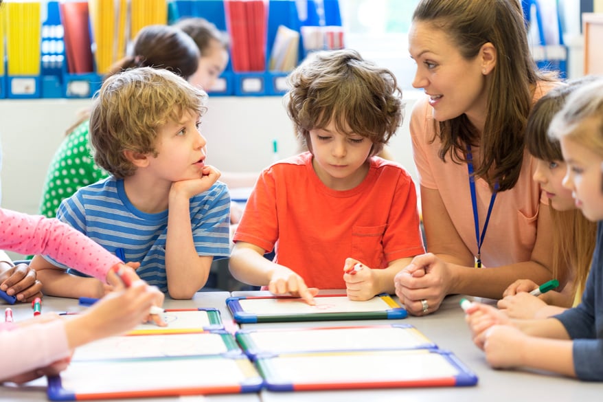 Title Lehrerin-mit-schuelern
